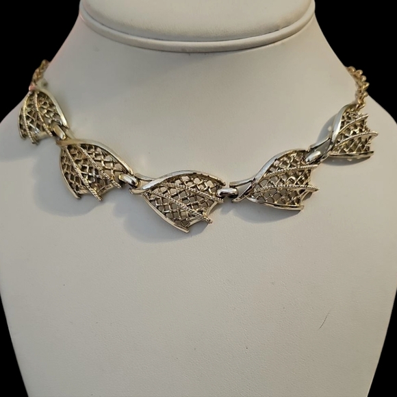 Vintage Coro hinged link choker necklace, 5 gold tone links of spider web 70s - Picture 5 of 5